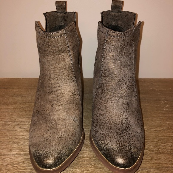 Boots from Buckle that are versatile! - Picture 2 of 6